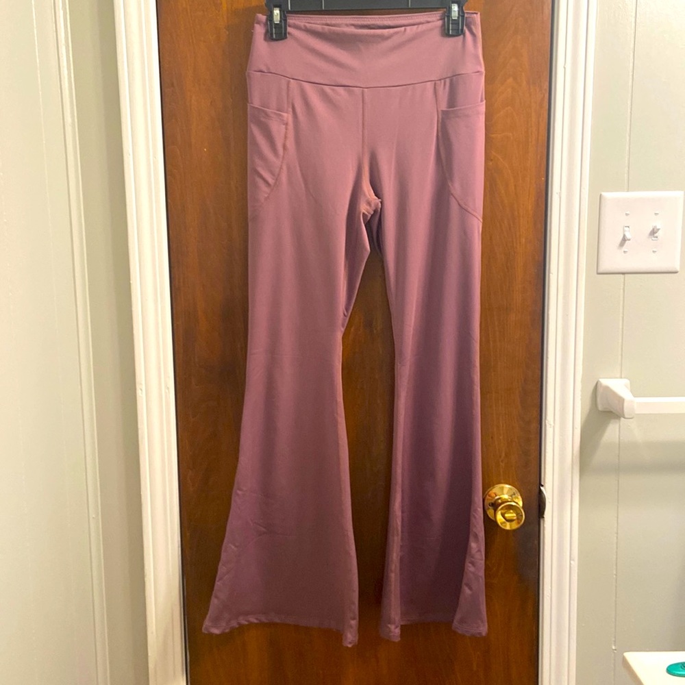 Mauve flare leggings with side pockets. Never worn!